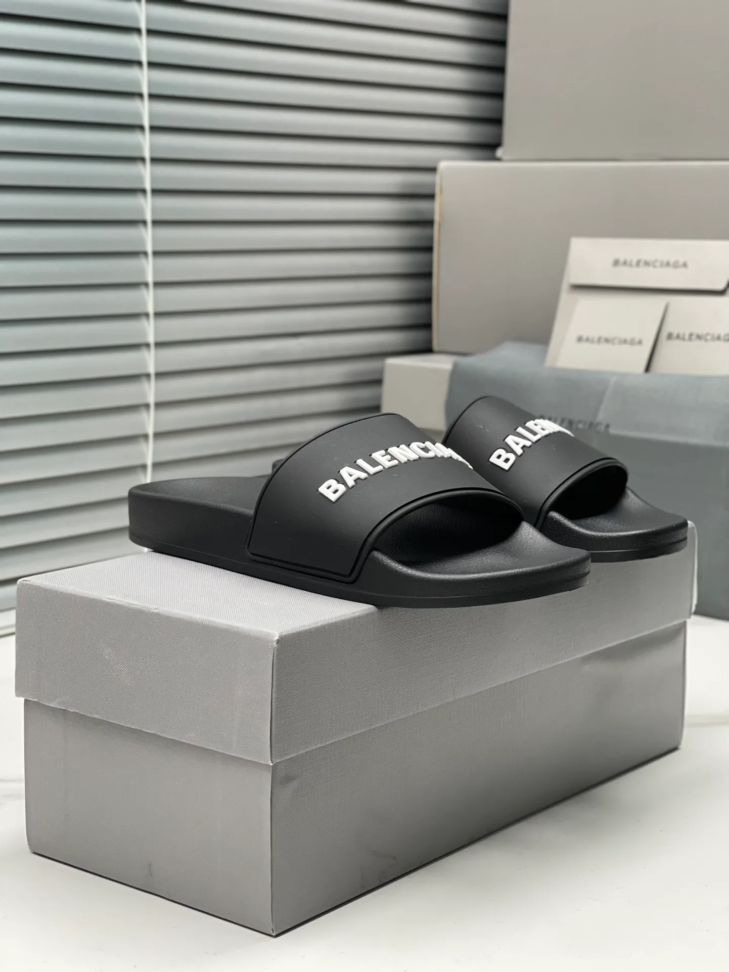 👟👟Ex-factory price 240👟👟 Women's Shoes Women's Clothing Balenciaga 2023 trendy slippers!  Balenciaga Political Campaign Latest Abrasive Development!  A favorite of European and American ladies, celebrities, and Internet celebrity girls. Exquisite uppers are hand-sewn and threaded. They are fluffy and soft, skin-friendly and soft, a must-have for summer. Fashionable but not overly ostentatious. Original natural rubber non-slip and wear-resistant sole. Size 35-40, 39-45 matching counter latest original packaging.